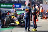 Max Verstappen (NLD) Red Bull Racing en el parque cerrado con su compañero Sergio Pérez (MEX) Red Bull Racing.  Fórmula 1