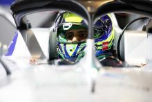 Mantan pembalap F1 Massa memukul penalti pada debut FE