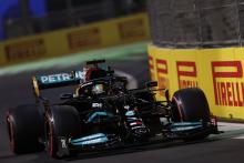 Hamilton Samakan Kedudukan di F1 GP Arab Saudi yang Gila