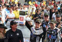 Kevin Harvick mendominasi tabrakan diisi Big Machine Vodka 400 di Indy