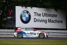 Collard leads BMW 1-2-3 domination in final Oulton race