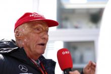 F1 menegaskan keheningan menit, cap merah tribute untuk Lauda