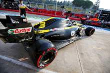 Daniel Ricciardo (AUS) Renault F1 Team RS20 leaves the pits.