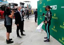 Lewis Hamilton (GBR) Mercedes AMG F1 in parc ferme with Martin Brundle (GBR) Sky Sports Commentator.
