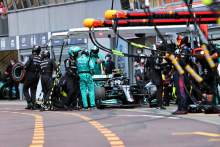 Valtteri Bottas (FIN) Mercedes AMG F1 W12 makes a failed pit stop that ended his race.