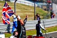 种族赢家刘易斯·汉密尔顿（GBR）梅赛德斯AMG F1在Parc Ferme中庆祝。