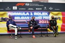 (L to R): George Russell (GBR) Williams Racing; Max Verstappen (NLD) Red Bull Racing; and Lewis Hamilton (GBR) Mercedes AMG F1 in the post race FIA Press Conference.