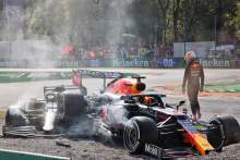 Max Verstappen（NLD）红牛赛车RB16B和Lewis Hamilton（GBR）梅赛德斯AMG F1 W12在第一个柔道上坠毁。