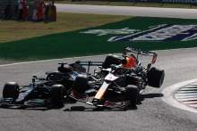 马克斯·弗斯塔彭（NLD）红牛RB16B赛车和刘易斯·汉密尔顿（GBR）梅赛德斯AMG F1 W12赛车在第一个弯道上相撞。