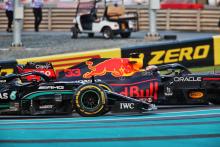 Lewis Hamilton (GBR) Mercedes AMG F1 W12 and Max Verstappen (NLD) Red Bull Racing RB16B battle for the lead at the start of the race.