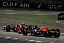 Charles Leclerc (MON) Ferrari F1-75 and Max Verstappen (NLD) Red Bull Racing RB18 battle for position.