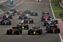 Charles Leclerc (MON) Ferrari F1-75 leads Max Verstappen (NLD) Red Bull Racing RB18 and Carlos Sainz Jr (ESP) Ferrari F1-75