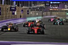 Charles Leclerc (MON) Ferrari F1-75 leads Max Verstappen (NLD) Red Bull Racing RB18.