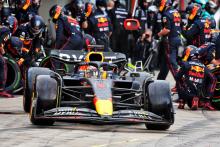 Max Verstappen (NLD) Red Bull Racing RB18 makes a pit stop. Formula 1 World Championship, Rd 4, Emilia Romagna Grand Prix,