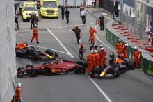 Sergio Perez (MEX) Red Bull Racing RB18 and Carlos Sainz Jr (ESP) Ferrari F1-75 crash in qualifying, blocking Max Verstappen