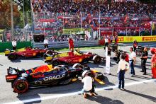 Charles Leclerc (MON) Ferrari F1-75; Max Verstappen (NLD) Red Bull Racing RB18; Max Verstappen (NLD) Red Bull Racing RB18;