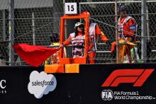 Circuit atmosphere - marshal waves a red flag as the session is stopped. Formula 1 World Championship, Rd 20, Mexican