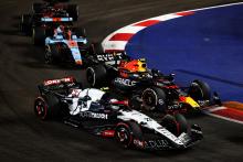 Yuki Tsunoda (JPN) AlphaTauri AT04 and Sergio Perez (MEX) Red Bull Racing RB19 at the start of the race. Formula 1 World