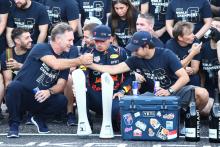Max Verstappen (NLD) Red Bull Racing RB19 celebrates with the team with Sergio Perez (MEX) Red Bull Racing RB19 and