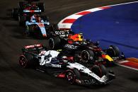 Yuki Tsunoda (JPN) AlphaTauri AT04 and Sergio Perez (MEX) Red Bull Racing RB19 at the start of the race. Formula 1 World