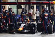 Max Verstappen (NLD) Red Bull Racing RB19 makes a pit stop. Formula 1 World Championship, Rd 23, Abu Dhabi Grand Prix, Yas