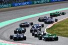 Logan Sargeant (USA) Williams Racing FW46 and Zhou Guanyu (CHN) Sauber C44 at the start of the race. Formula 1 World