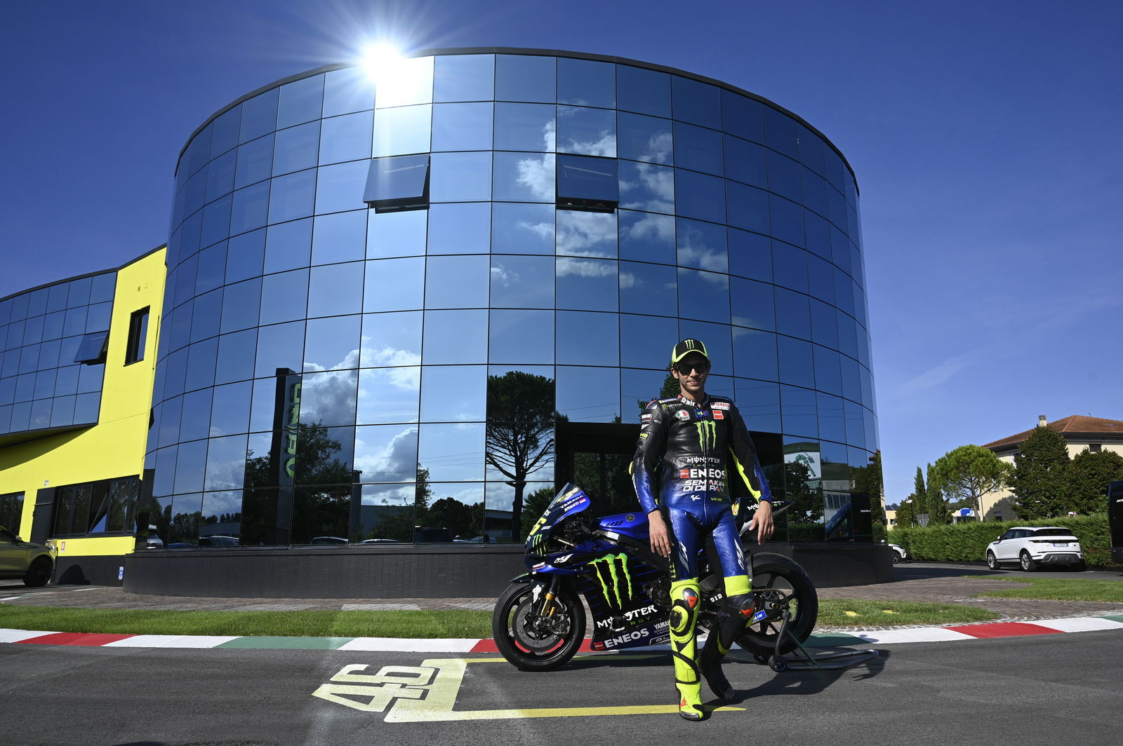 Rossi mengendarai M1 dari Tavullia ke Misano!