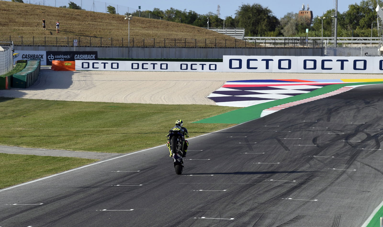Rossi mengendarai M1 dari Tavullia ke Misano!